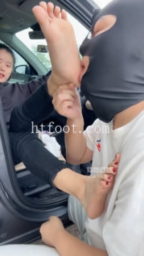 ZB12132 77夫妻-户外长靴开车遛狗40分钟