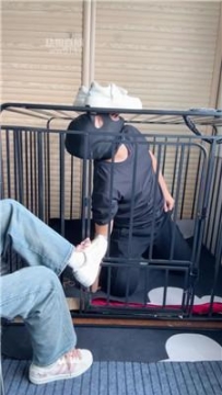 【调教视频】【77夫妻】狗笼囚禁-粉鞋白袜清理舔 JS251010-2