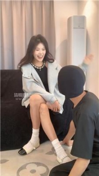 【调教视频】【女生也能很暴力】长发气质女神白袜踩废物 bf58652