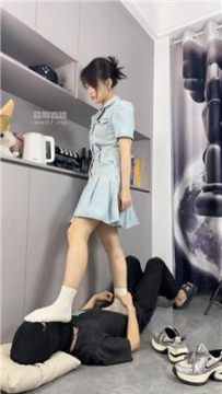 【调教视频】【白鹭】银鞋子白袜踩踏地毯奴 bf54586