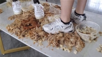 AC2665 A109 - 俩妹子丝袜运动鞋白鞋踩烂一堆食物 2.96G