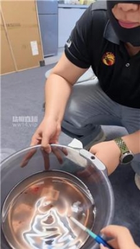 【调教视频】【慕容】给狗子制作超重口晚餐 JS250907-21