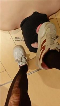 【调教视频】【玉主子】休闲鞋黑丝踩/脚下喂食 JS250120-8