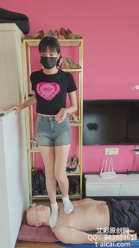 【素人S】美女点点白棉袜裸足踩脸 YC-241230-3