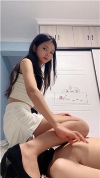 【调教视频】【灵韵大魔王】坐脸窒息-长靴美腿踢踹踩虐 bf56108