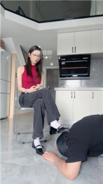 【调教视频】【素人挖掘机】鞭打威胁贱奴舔鞋袜 bf57133