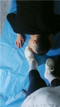 【调教视频】【娜S】小白鞋棉袜踩踏喂食 JS250222-10