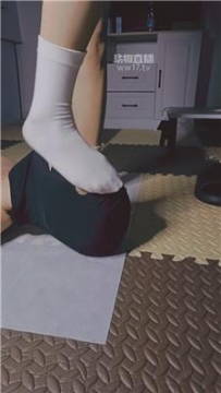 【调教视频】【夭夭】闻白棉袜-裸足深喉 JS260109-1