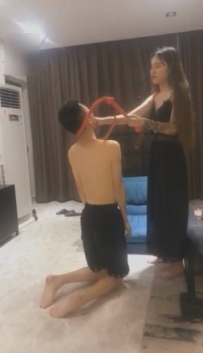 13576 小贝之耳光骑惩