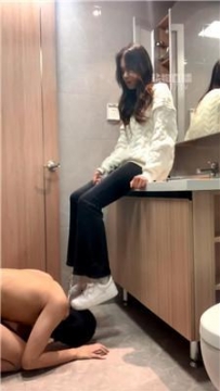 【调教视频】【女生也能很暴力】舔脏鞋白袜-赏赐圣水-耳光 JS260105-26