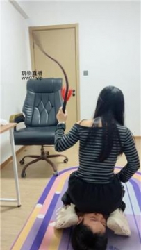 【调教视频】【南月女神】犬化训练-脏鞋踩踏鞭打/赏赐圣水 JS250224-36
