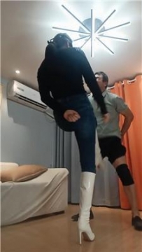 【调教视频】【晨颜】白皮靴重度踢裆计划【双视角版】 JS251005-37