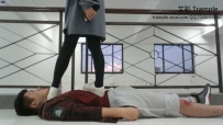 15698 黑丝厚底鞋美女第一次踩人