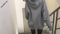 小鱼女主 楼道内帆布鞋黑丝足交吐奶