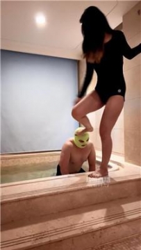 【调教视频】【乔伊S】温泉池里调贱奴 bf60838