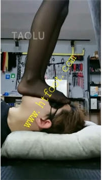 TL26981 傲柔】黑丝全体重踩脸踩脖子跳踩舔丝袜55分钟