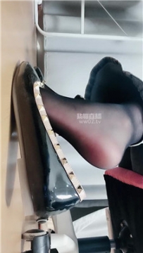 【第一视角】【拽拽】偷窥羞辱黑丝平底挑鞋    251022-28