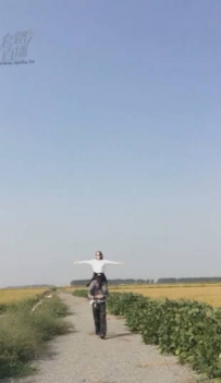 TL1210 哈市碧凡大人 户外系列之：稻田骑马看风景，跨起，。。0909