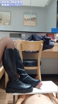 黑丝皮靴隔板踩鸡鞋交吐奶
