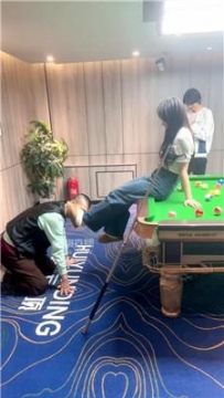 【调教视频】【心伊】台球助教的脚下狗【双视角版】 bf60718