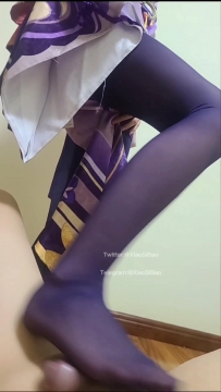楠里小姐姐cos紫色丝袜足交吐奶