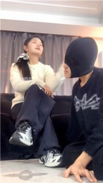 【调教视频】【女生也能很暴力】运动鞋踩踏-粉棉袜辱 JS260105-19