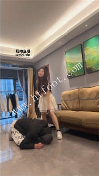 ZB4047 球球】肉丝调教贱狗35分钟