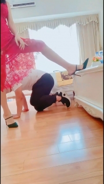 女主胯下羞辱肉丝足交吐奶