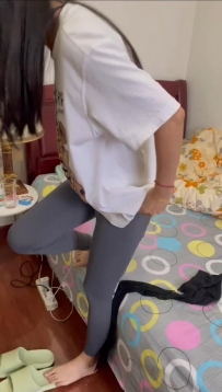 厂妹女友出租房黑丝足交吐奶