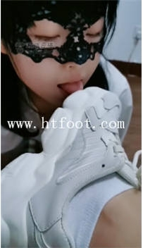 TL17847 微甜S让比我大6岁的小云姐姐舔臭脚福利场有剩水56分钟
