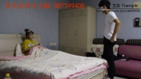 跪在圣蒂脚下的服务员