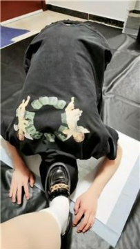 【调教视频】【苏可儿】下跪皮鞋白袜臭脚丫舔 JS250411-12