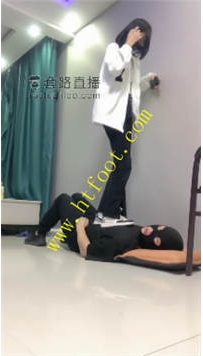 TL31875 与精神小妹】群女持续踩踏32分钟