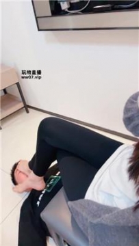 【调教视频】【怡宝】超美玉足捂脸窒息 bf51613