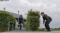 28894  剧情-蕾拉女神遭抢劫！掏出手枪吓尿劫匪！给女神跪舔鞋底求饶被踩头踢裆暴打