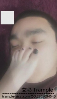 12167 玉娘玩弄脚下的夫妻狗