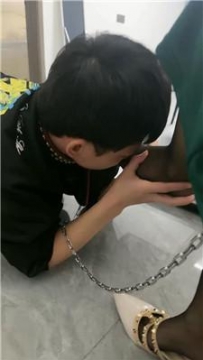 【调教视频】【黑色夫人】铆钉鞋黑丝插嘴恋足 JS250221-6