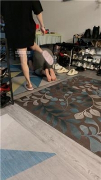 【调教视频】【白狐】胯下羞辱清理脏鞋底 JS250612-5