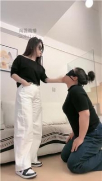 【调教视频】【辣姐】原味鞋袜玩骚母狗 JS260127-36