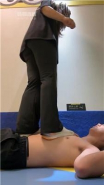 【调教视频】【王哥】健身女神脏鞋踩地毯奴 JS250811-6