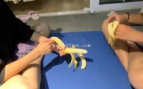 28989  两小主脚喂食踩香蕉酸奶洗脚-真实校园小太妹原味脚踩踏喂食【精神小妹】