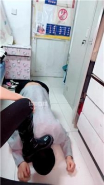 【调教视频】【狠心小妈】长靴捂白袜脚玩狗 JS251227-18