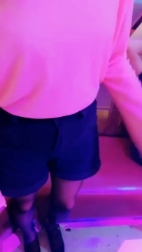 【绝美洛情女神】9月最新KTV群调强制吐奶51分