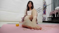 30707  【第5风格】00后女生踩食物合集