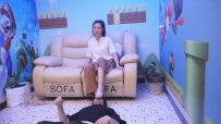 21013【黑丝诱惑】某服装商场素女洋洋的原味黑丝高筒靴踩踏舔脏鞋底