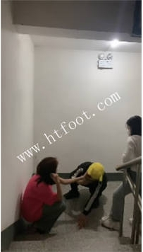 TL46388 与精神小妹的那些事】被不认识的几个女生圈踢24分钟