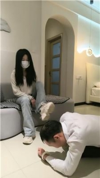 【调教视频】【诗琪】骑马狗爬/舔脏运动鞋 JS250315-30