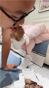 【调教视频】【艾斯】可爱白袜玉足踩踏喂食 JS250918-20