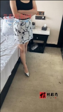 校尉原创-抚摸人妻丝足.舔脚除臭 YC-240706-3