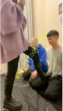 TL27047 灵猫】踹飞两个贱狗27分钟